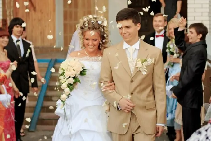 So gratulieren Sie Ihrer Tochter zu einer Hochzeit