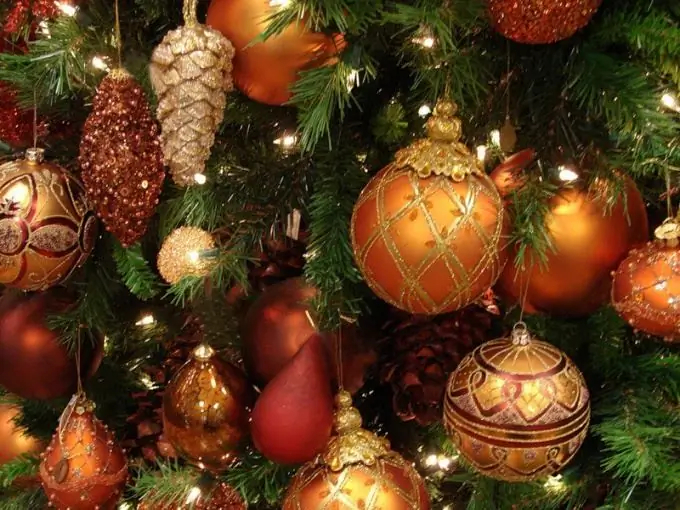 Como decorar uma árvore de natal com as próprias mãos