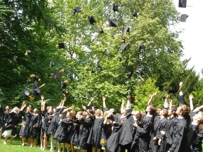 I laureati si rallegrano alla fine dell'istituzione educativa