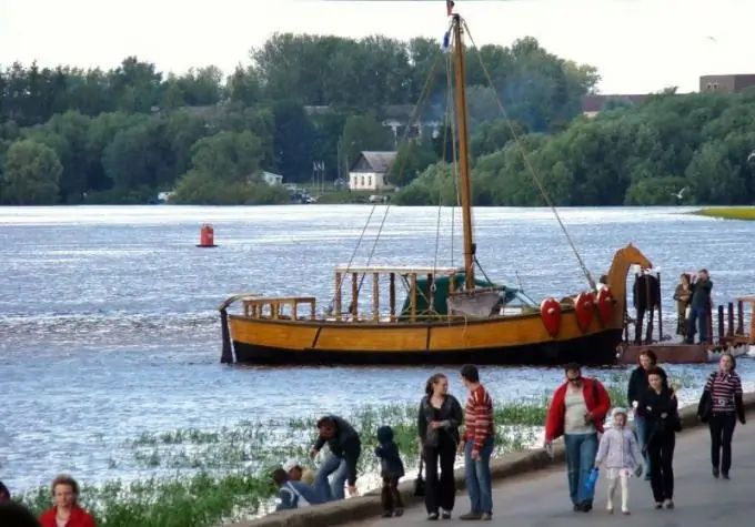 ¿Cómo se llevará a cabo el desfile de barcos viejos en Veliky Novgorod?