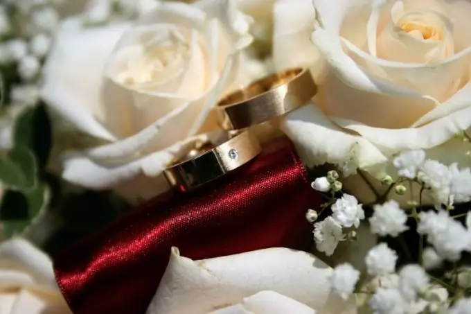 How to present a wedding ring in an original way