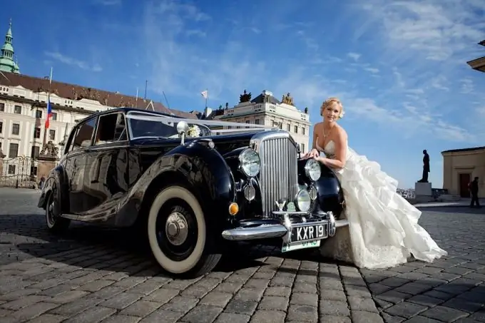 Um carro retrô em um casamento é um verdadeiro luxo