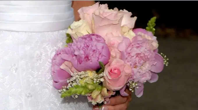 How to choose wedding flowers